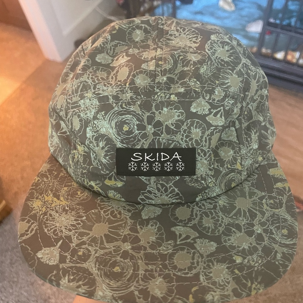 Skida flat brim hat
